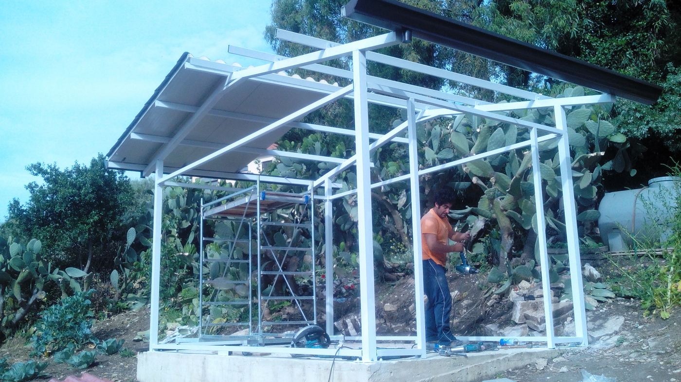 Struttura in ferro per pannelli fotovoltaici in fase di montaggio