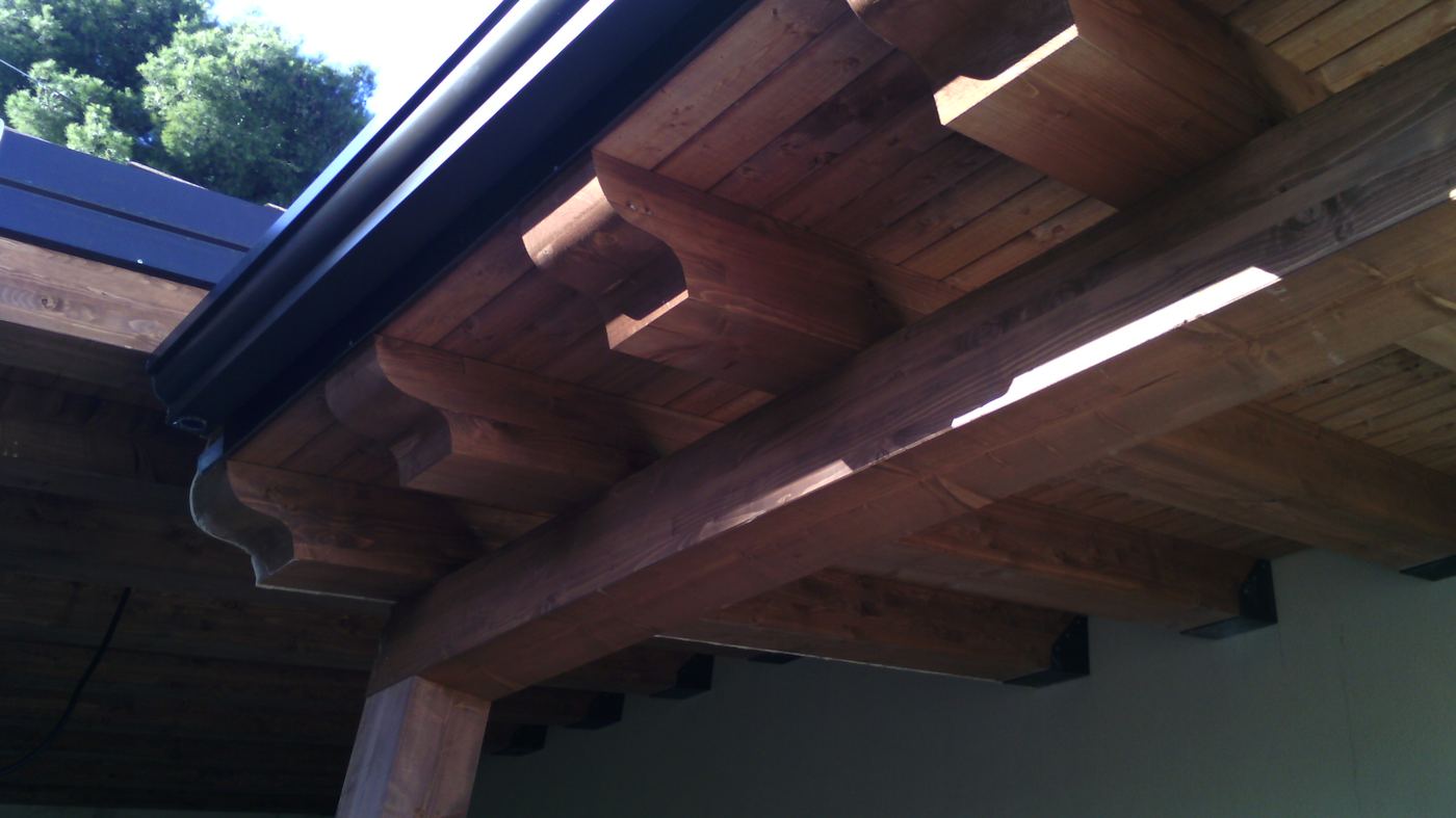 Dettaglio trave in legno e grondaia
