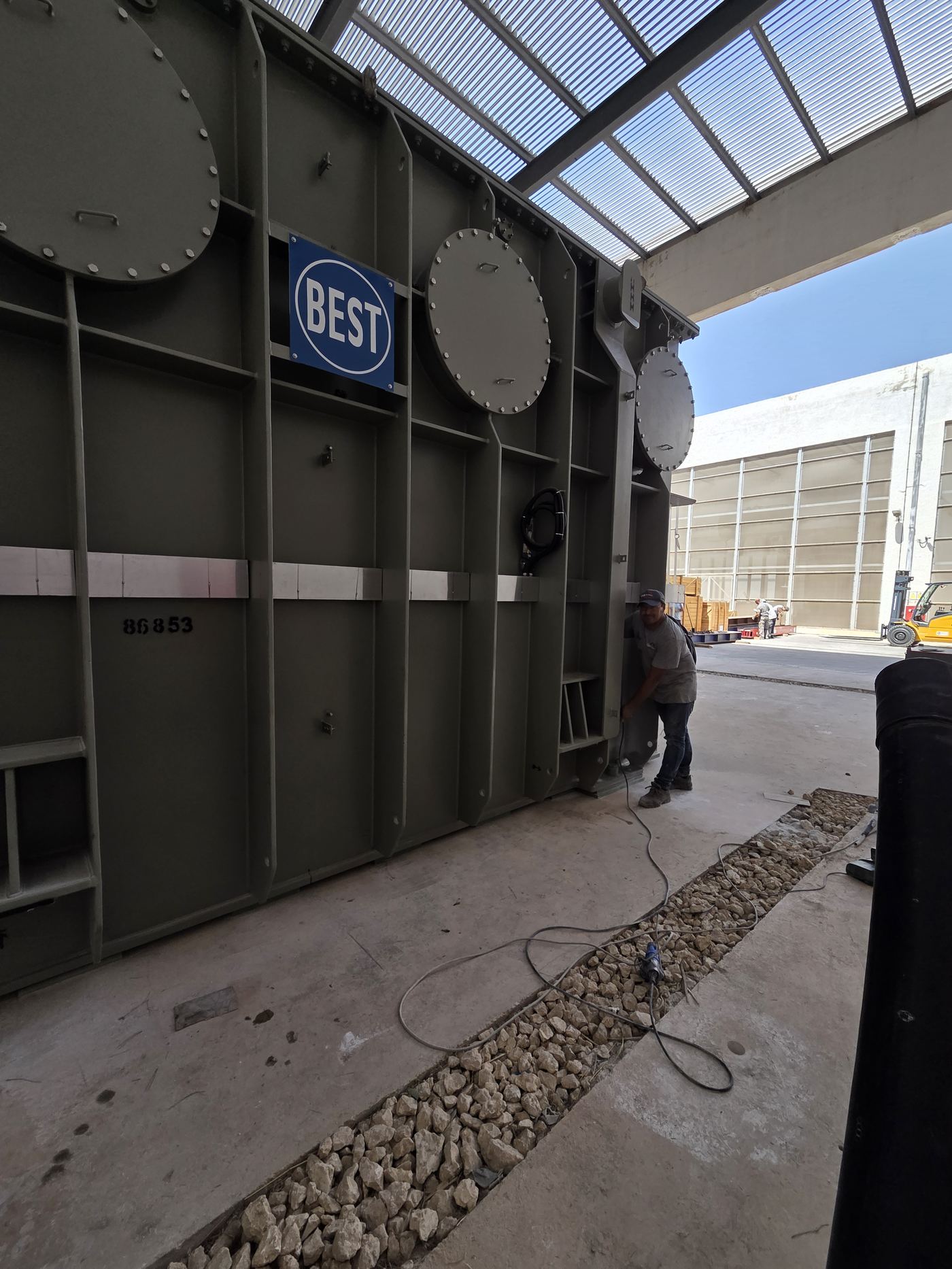 Cantiere di fissaggio trasformatori a Malta