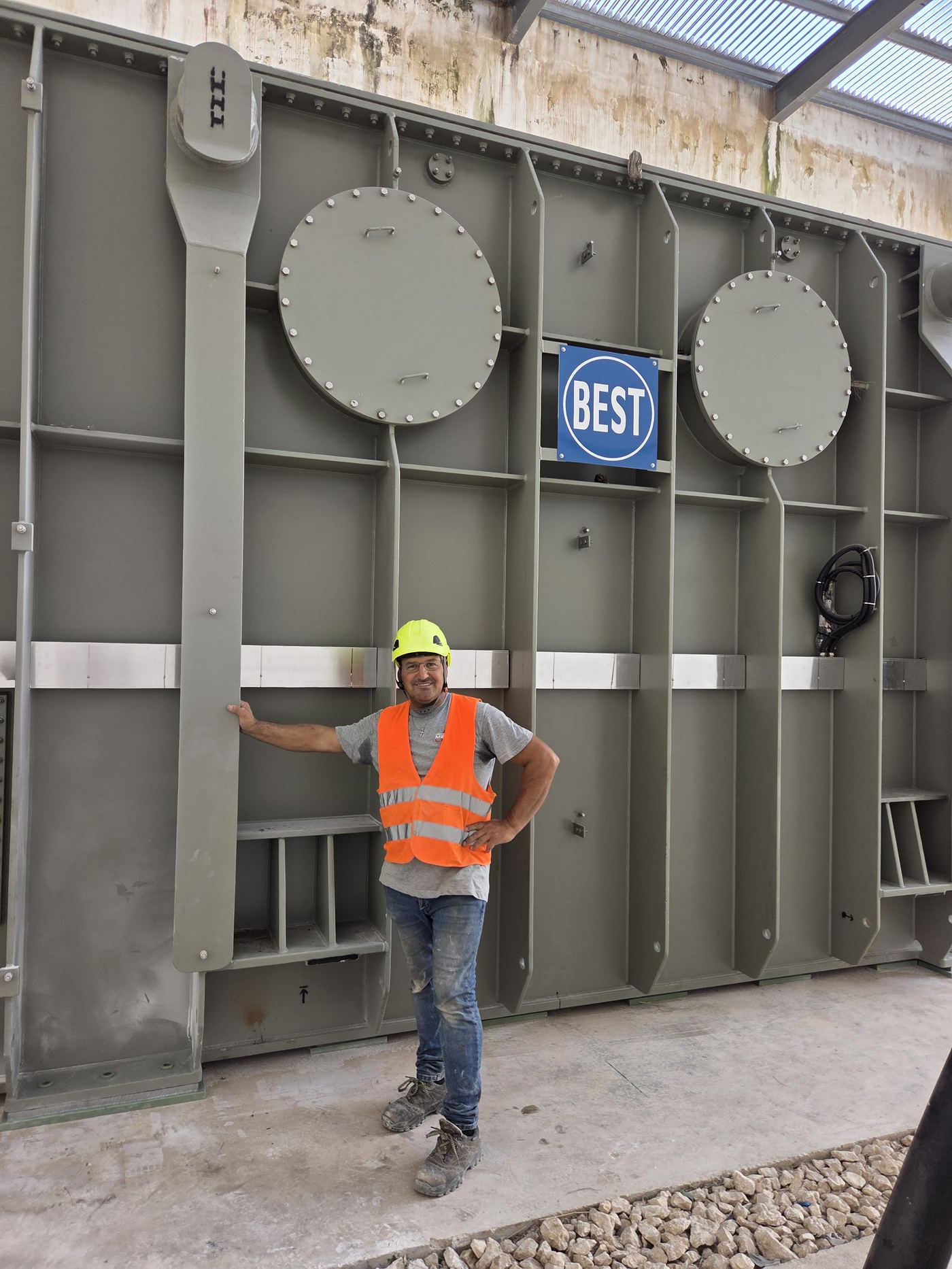 Fissaggio secondo trasformatore industriale in un cantiere a Malta