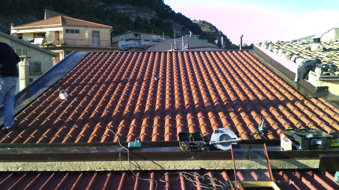 Tetto in coppi appena completato